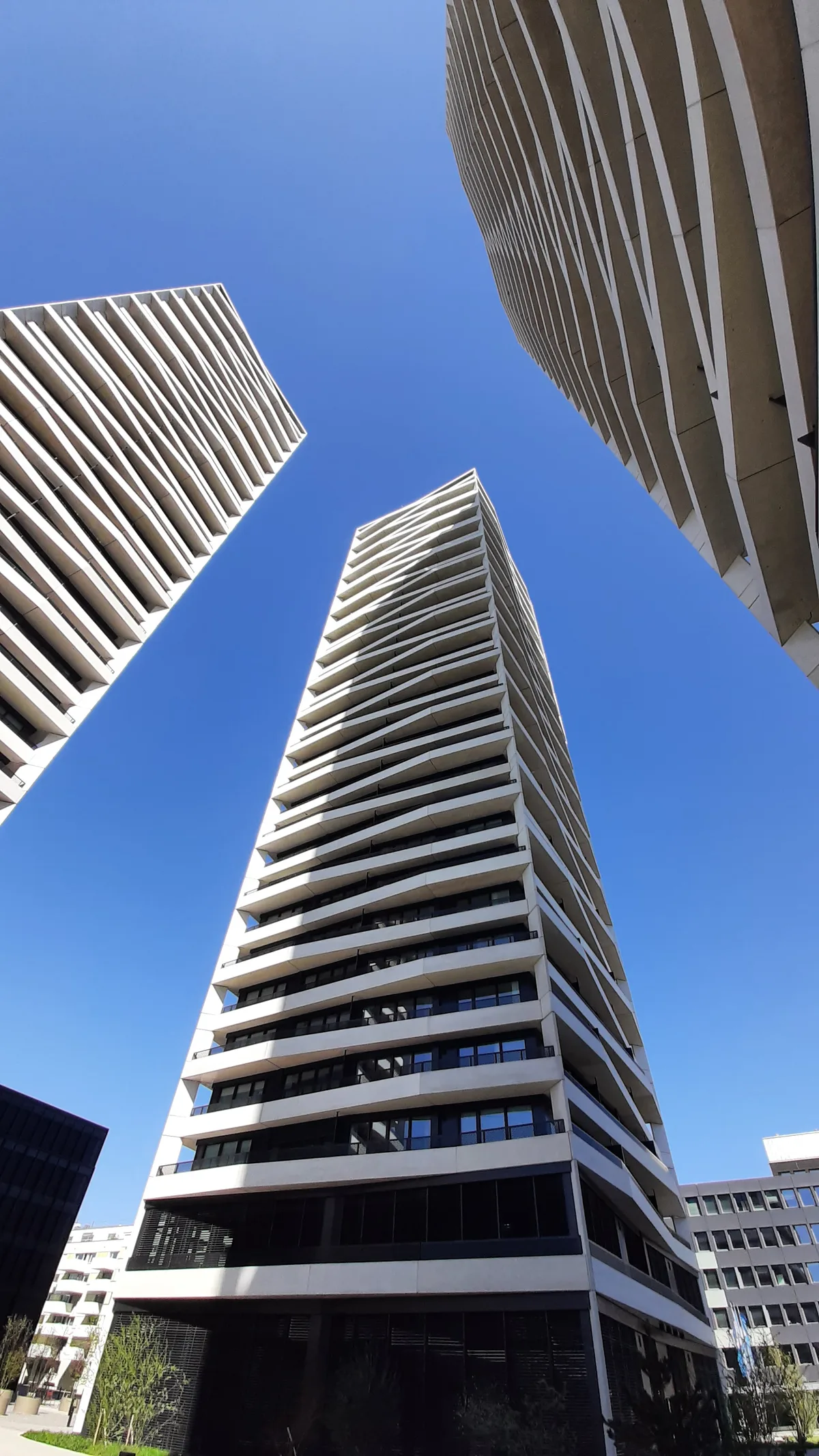 Die drei «Three Point»-Wohntürme ragen im Quartier Hochbord in Dübendorf in den Himmel. Blick in den Himmel, Hochhäuser ragen in die Höhe.